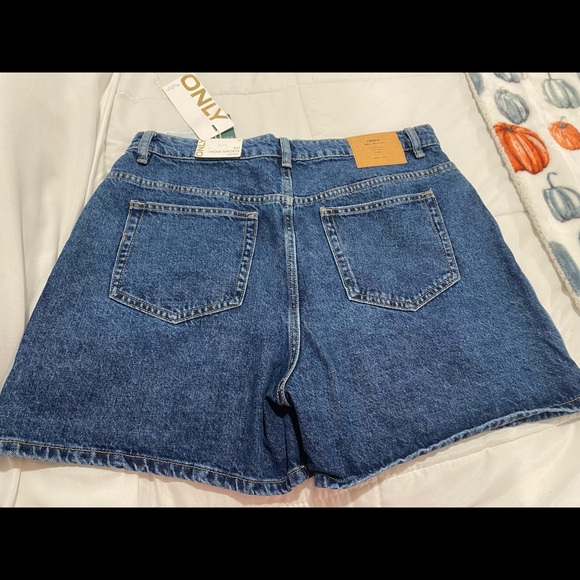 BNWT ONLY denim shorts - Picture 3 of 3